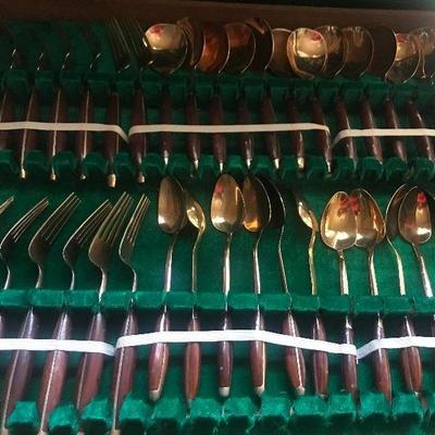 Gold Flatware with Wooden Handle, 95 pieces 