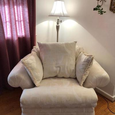 Overstuffed white upholstered chair w/pillows
$60