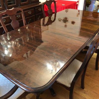 Kinkaid double pedestal table, 2 leaves, 2 arm chairs, 4 side chairs
$800