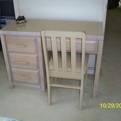 4 Drawer Desk with Chair.