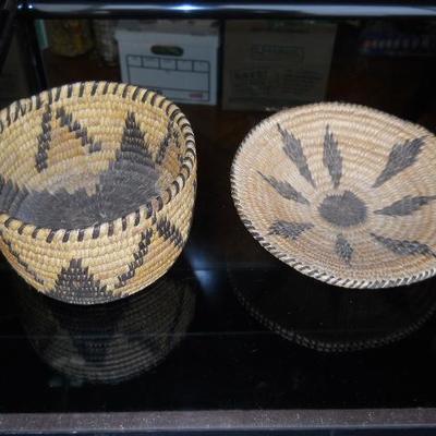 NATIVE AMERICAN INDIAN COLLECTION
* Navaho silver concha hat band and sterling native American jewelry circ. 1960-1980
* Blankets and...