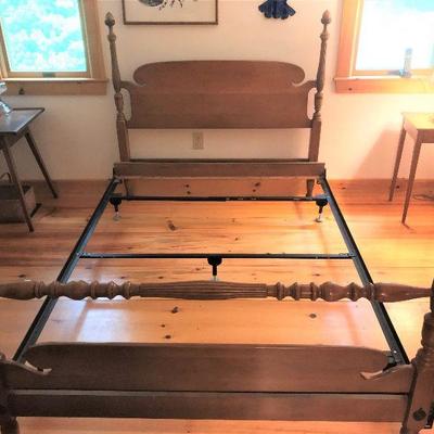 Vintage solid maple full size bed. Excellent conditions. Beautiful carvings.