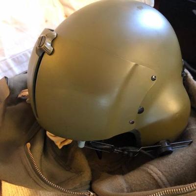 Pilot's helmet with accessories (visor, headset, bag...)