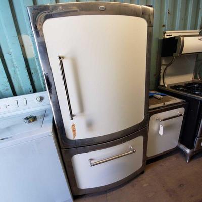 3004: Heartland Appliances Refrigerator and Freezer
Measures approx 30