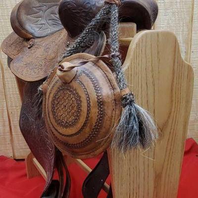 995: Simco Western Saddle and Leather Canteen with Braided Horse Hair
Measures approx 15