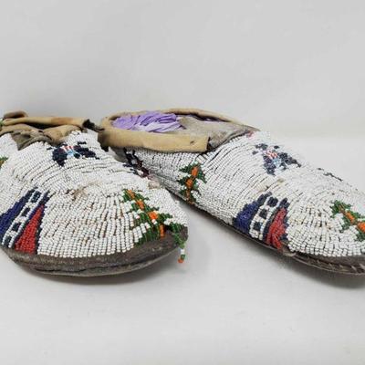 1048: Native American Pair of Moccasins
Measures approx 10
