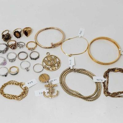 1300: Miscellaneous Costume Jewelry
Miscellaneous Costume Jewelry. Ring sizes approx 2.5 to 10.