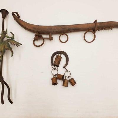 1094: 1094: Rustic Home Decor
Includes horshoe windchime, wall mount and candle stick