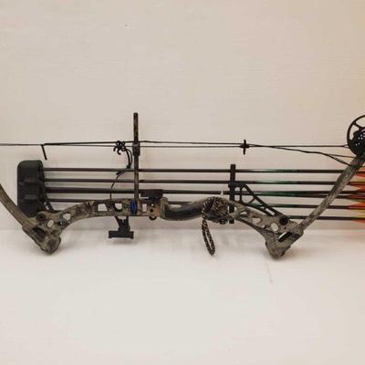 1054: Diamond Compound Bow with RedHead Arrows
Bow measures approx 37