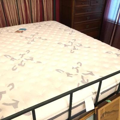 Queen Simmons Beautyrest Recharge Edmore Plush mattress set - $200