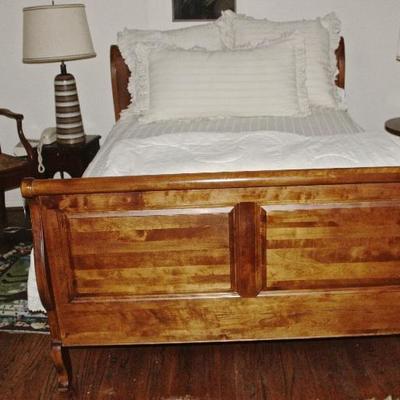 Vintage full size sleigh style bed
