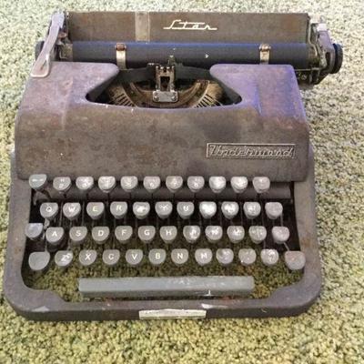 PVT005 Vintage Underwood Typewriter 