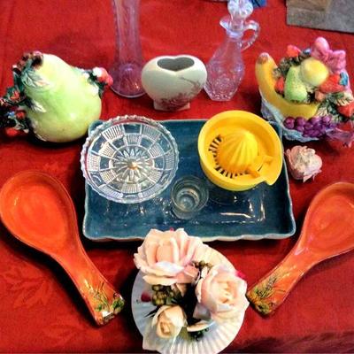 PVT049 Tea Pots & Other Decorative Items