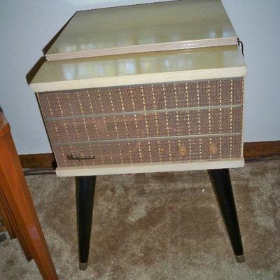 Vintage Magnavox Micro Touch 2/6 Turntable in Cabinet