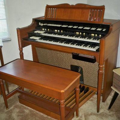 Vintage Hammond Rhythm II Organ comes with Speaker. ( Speaker Shown in later photo.)