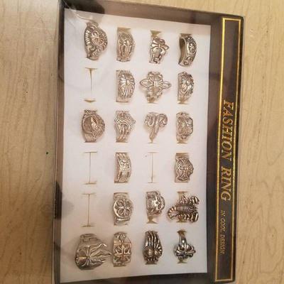 20 assorted rings