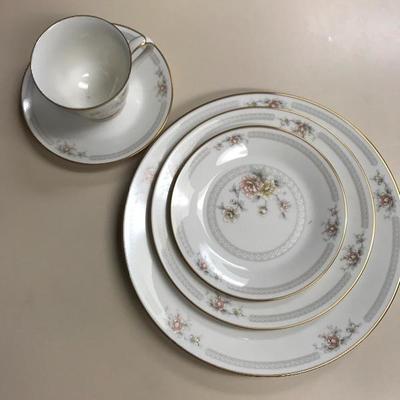 Noritake 5 piece service for 6 with extras 