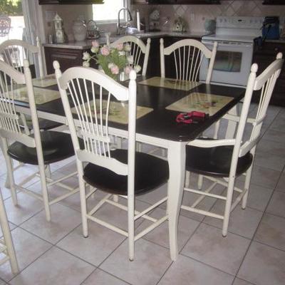 Beautiful Gently Used Kitchen Suite  