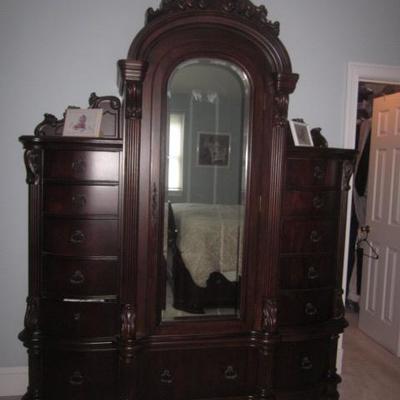 Raymour & Flanigan King Bedroom Suite  