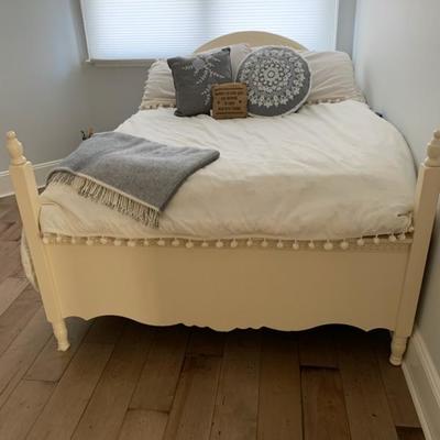 Raymour & Flanigan Girls White Bedroom Suite  