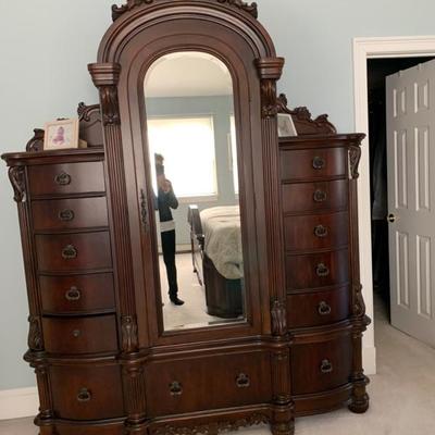 Raymour & Flanigan King Bedroom Suite  