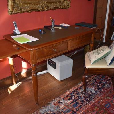 Extendable desk
