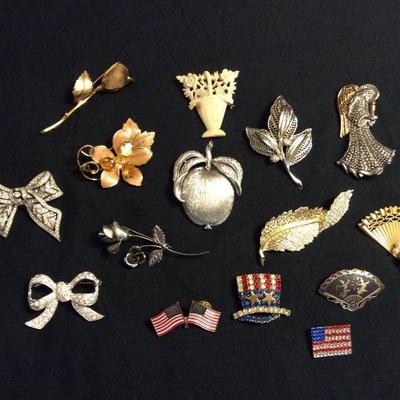 MME008 Fifteen Vintage Brooches