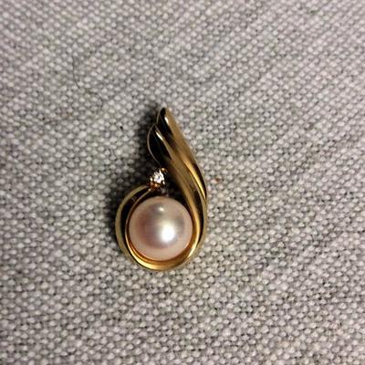 MME022  18KT Pearl and Diamond Pendant 