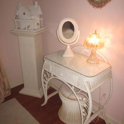 White Wicker Bedroom Suite Separates In Great Condition