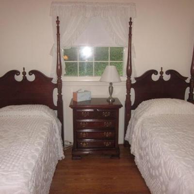 Dixie Mahogany Bedroom Suite With Two Twin Beds 