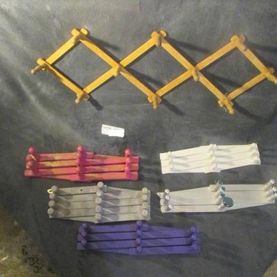 LOT OF EXPANDABLE HANGERS FOR MUGS OR JEWELRY