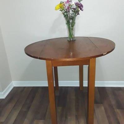 DOUBLE-LEAF ROUND TABLE & CHAIRS