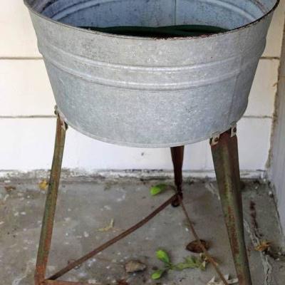 Wash Bucket & Stand w Garden Hose