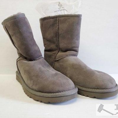 9022: UGG Pure Boots w/ Wool lining, Size 8US
UGG Pure Boots size 8US. Wool Lining UGGs, Boots