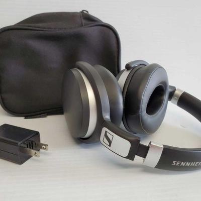 5526: Sennheiser Headphones with Case
Sennheiser Headphones with Case
OS19-033972.14