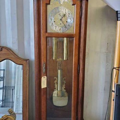 Howard Miller grand father clock
WHAT A GORGEOUS CLOCK!!! This is a Howard Miller Bonnet Pediment grandfather clock in Cherry Bordeaux...