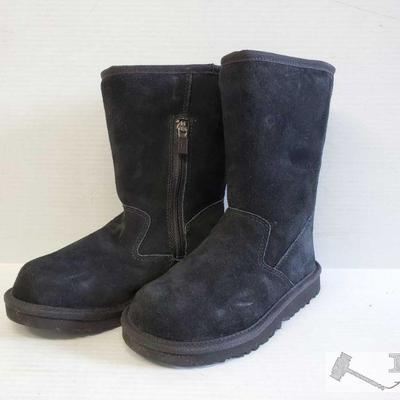 9020: 9020: UGG Pure Wool Boots, Size 13US
UGG Pure Boots, Size 13US. Black with Tan Lining UGG, Boots