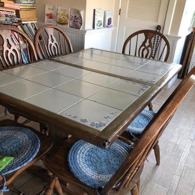 Dining table with many extensions 