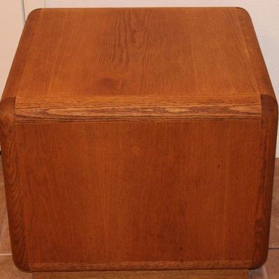 Vintage 1980â€™s Oak cube style end table (23â€Square x 20â€)