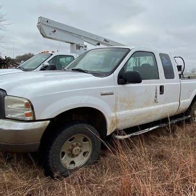 2005 Ford F250 4x4 White Truck.