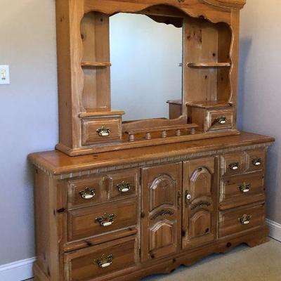 https://www.ebay.com/itm/123999273335  BG0037: Vaughan Furniture: Chest of Drawers with Mirror $95 OBO Local Pickup