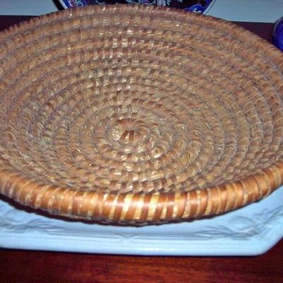 EARLY AMERICAN WOVEN TRAY IN MINT CONDITION