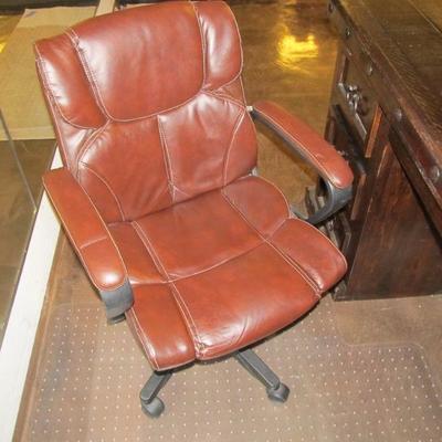 Executive office chair in fine leather.