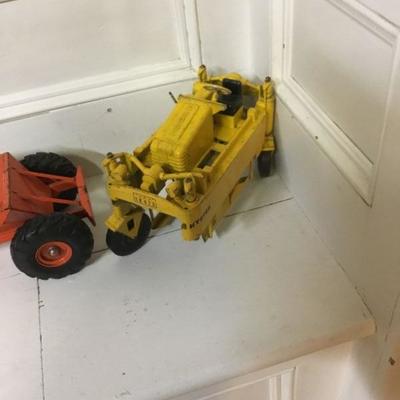 Druge Straddle Carrier Missing a wheel.