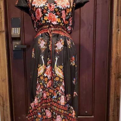 Floral Dress/Coverup
This Beautiful floral/dress is in great condition, size is Small/Medium
No tag on item to indicate size