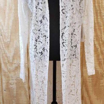 Shayanne Lace Cardigan, L
This cardigan is a size Large and is in great condition with the tag still on it
Size: Large