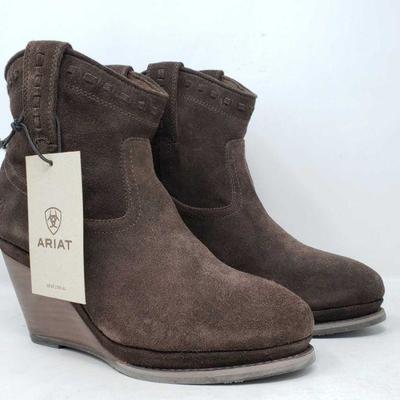 484:Ariat Boots, 7.5
Thsse boots are dark brown suede and are a size 7.5 never worn! Comes in Orginal Box