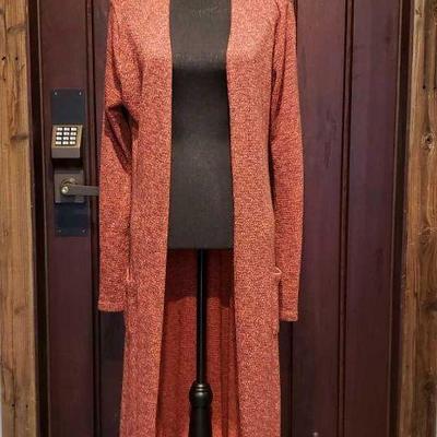 Basically Me Long Cardigan
This basically me Cardigan is a size Medium/Large! Its in great condition, only worn a couple times!
No tag on...