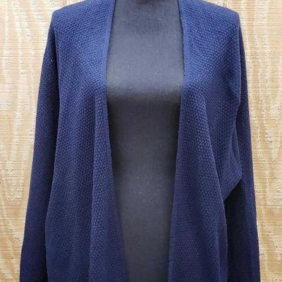 Staccato Cardigan, M/L
This Cardigan is a size Medium/Large. The tags are still on it! Never worn, dont miss your chance to own this...