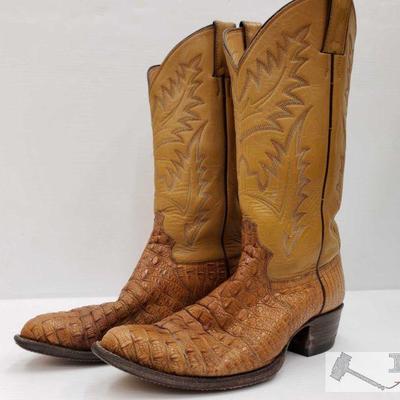 Cowboy Boots, 9
These boots are a size 9 and are in good condition